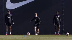 Dani Olmo, Pau Cubarsi y Ansu Fati, en el último entrenamiento del Barça antes de la cita copera en Mestalla contra el Valencia.