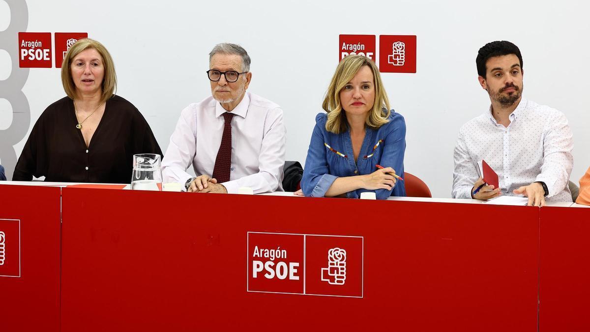 Ejecutiva Regional del PSOE Aragón, con Manuela Berges, Marcelino Iglesias, Pilar Alegría y Darío Villagrasa.