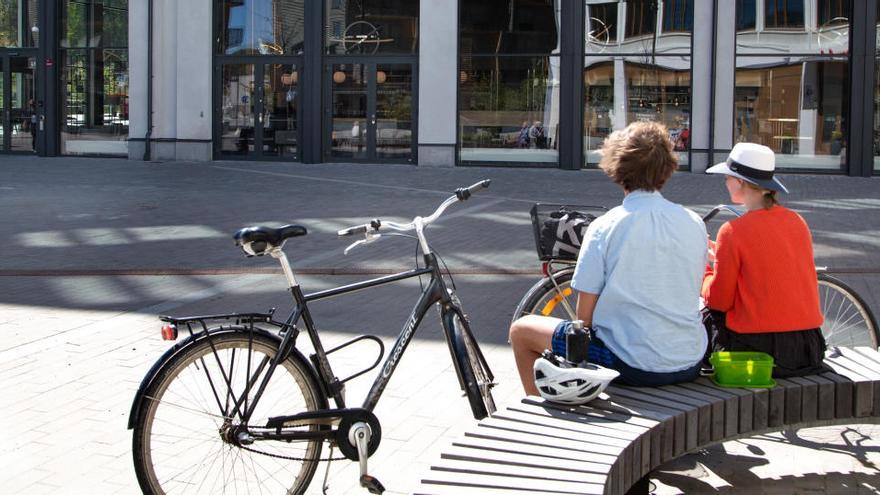 Dues persones assegudes en un banc a Stockholm