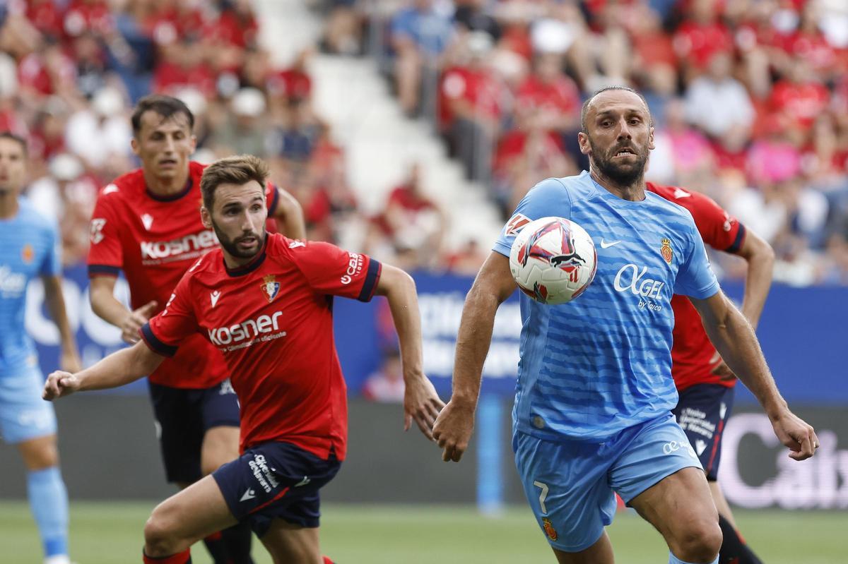 Muriqi intenta controlar el balón ante Moncayola en la última visita a Osasuna