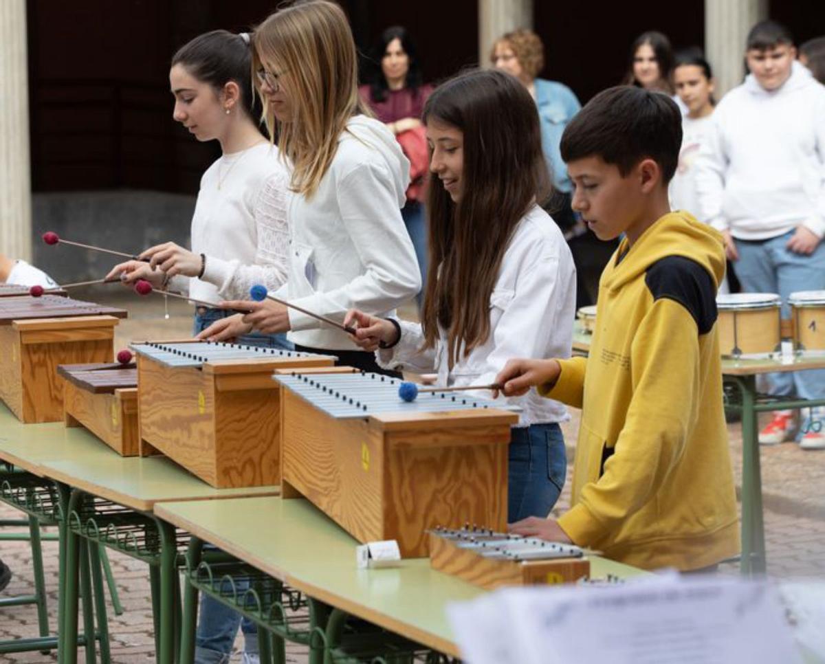 Varios alumnos tocan los metalófonos. | Ana Burrieza