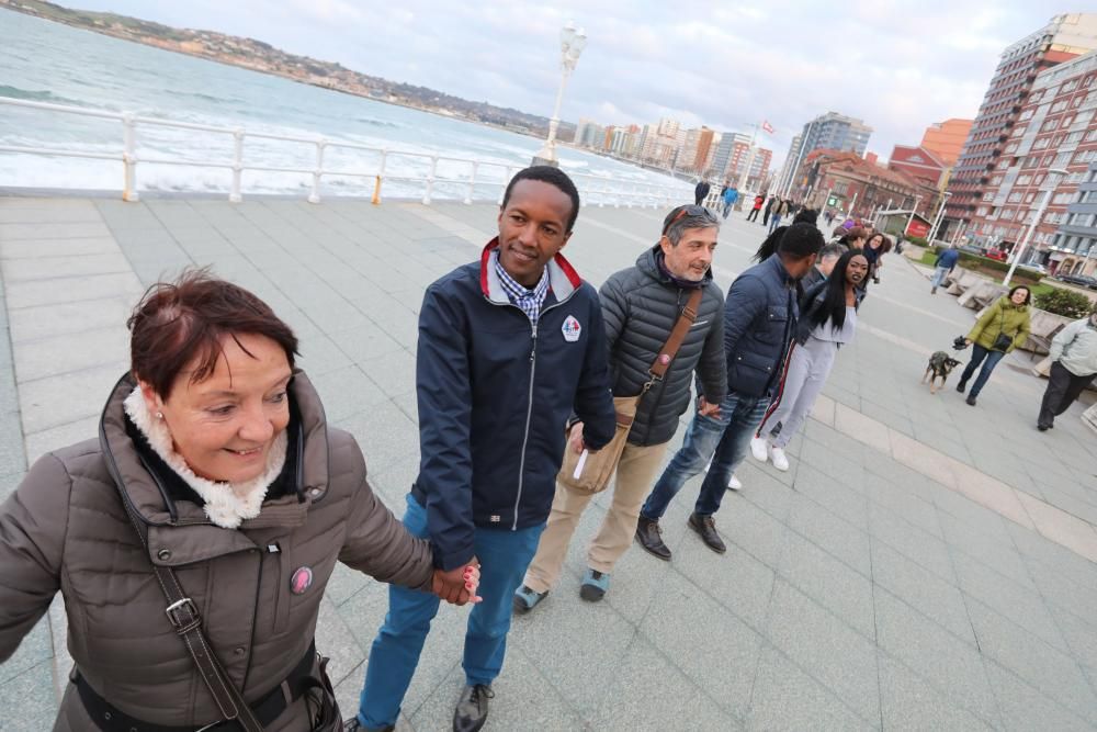 Cadena humana contra el racismo en Gijón.