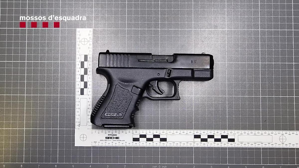 Imagen de una de las pistolas requisadas