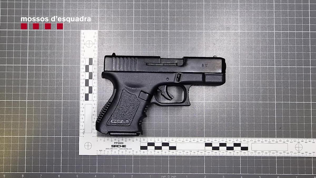 Imagen de una de las pistolas requisadas Imagen de una de las pistolas requisadas