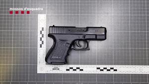Imagen de una de las pistolas requisadas