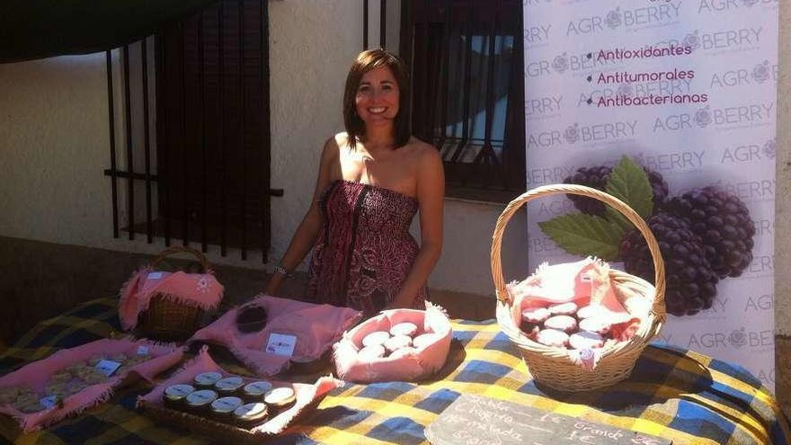 Nuria Álvarez con sus moras de &quot;Agroberry&quot; y otros productos ecológicos elaborados con el fruto.