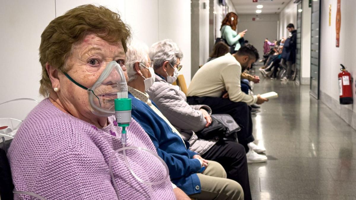 Una dona respira amb ajuda d’oxigen, ahir en les Urgències de l’Hospital de Sant Pau, a Barcelona.