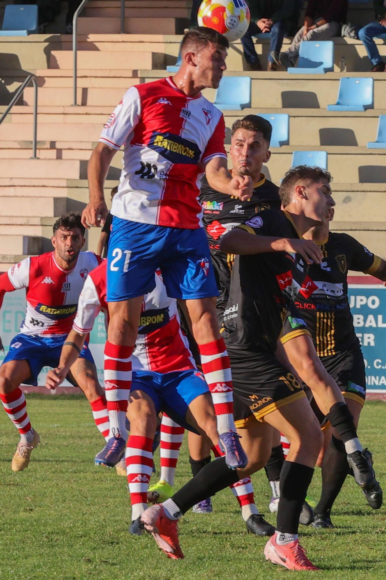 Las imágenes de la contundente victoria del Arosa al Barbadás (3-0)