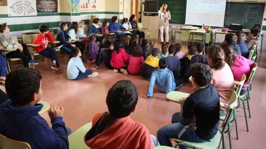 La protectora ASPAC enseña a los escolares a respetar a los animales