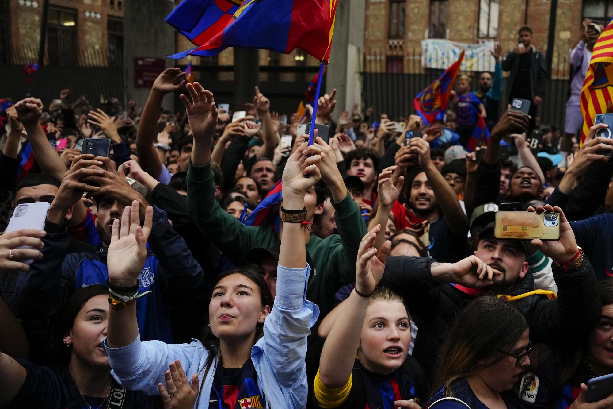 Barça celebrates LaLiga next to the Womens team