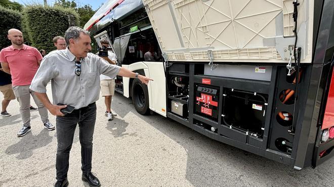 Mario Canet muestra la parte trasera del bus, donde está la batería