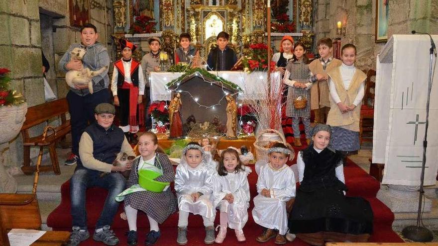 Los niños que participaron en la representación de las ofrendas en la iglesia de Xil. // T.H.