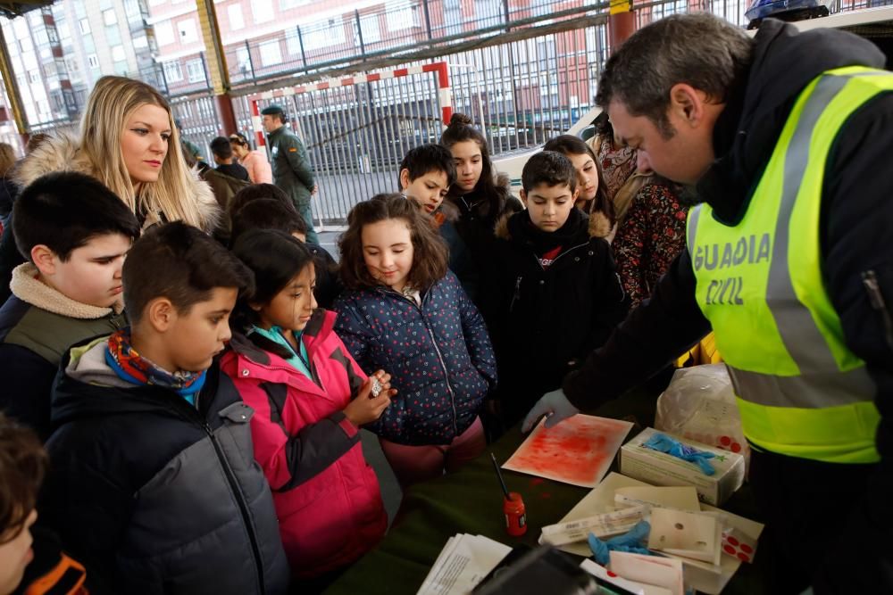 Exhibición de la Guardia Civil en el colegio Santa Olaya