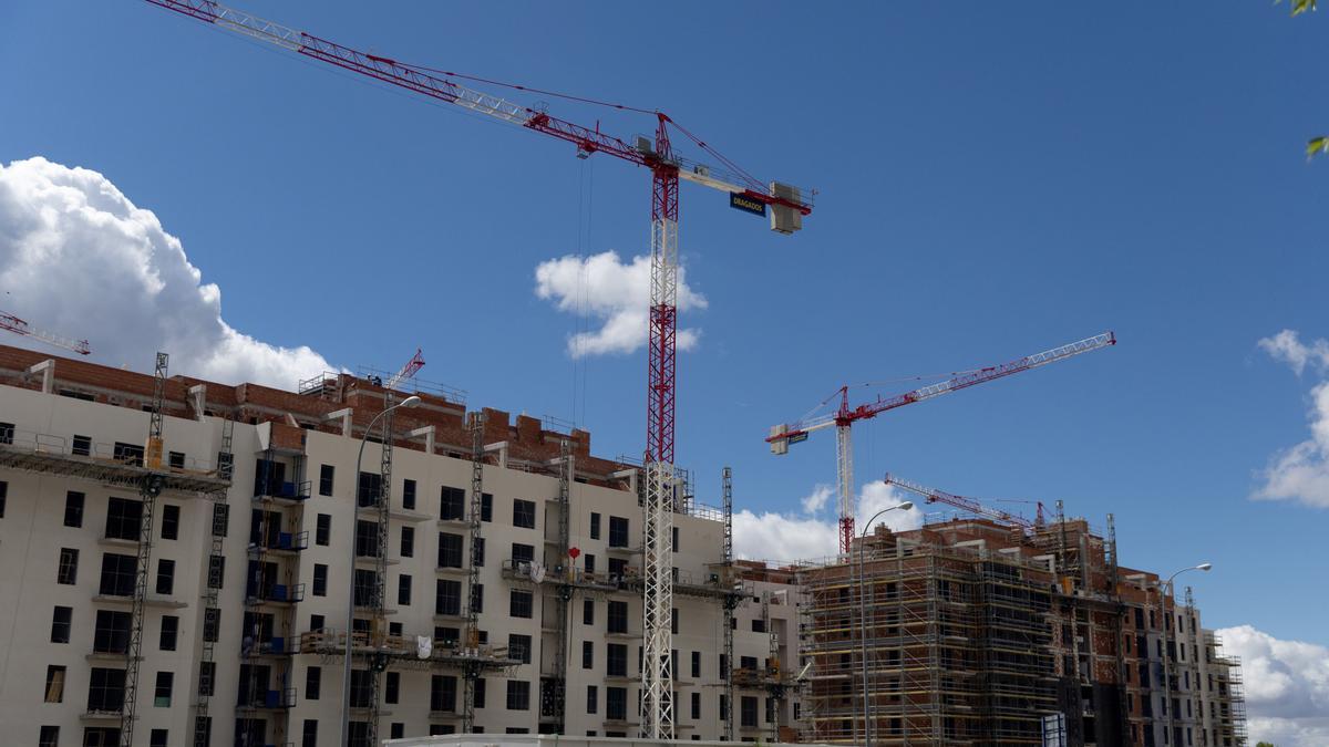 Archivo - Obras en bloques de viviendas en Madrid (España).