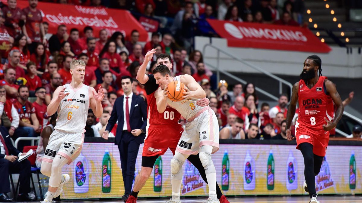 Rodions Kurcus y Howard Sant-Roos, del UCAM Murcia, en el partido ante el Hiopos Lleida en el Palacio.