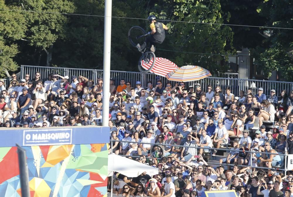 Miles de personas disfrutan en el Náutico de Vigo de las numerosas pruebas de deporte urbano que se disputan en O Marisquiño.
