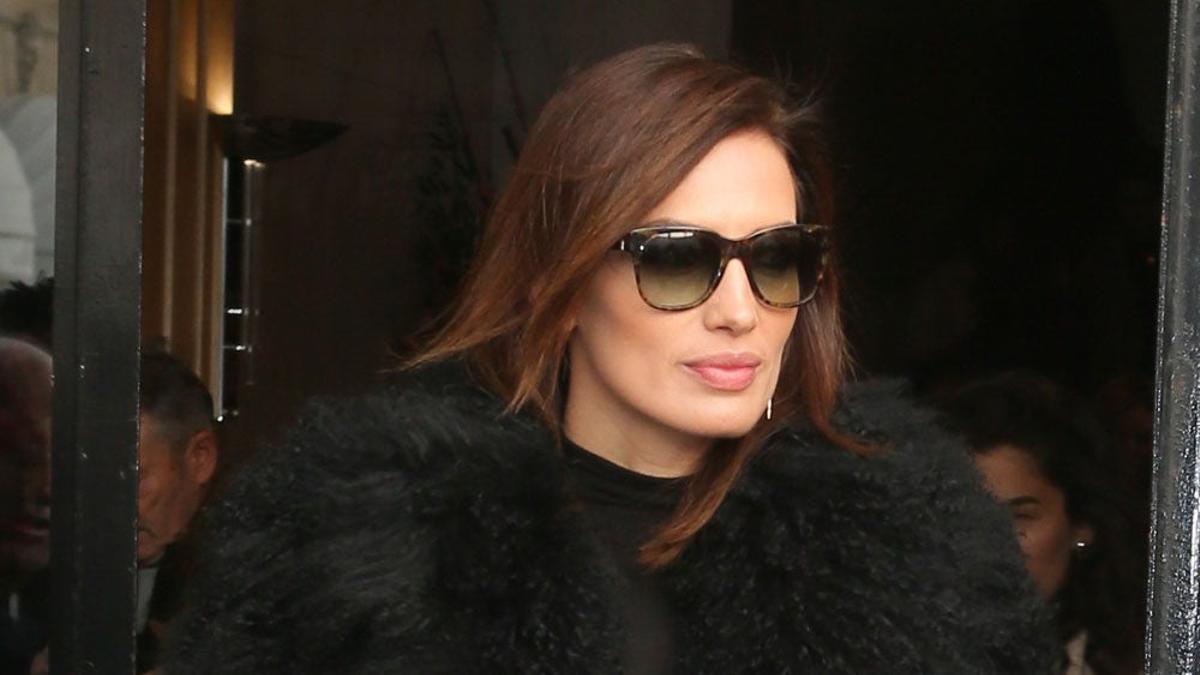 Nieves Álvarez con un look bicolor y gafas de sol en París