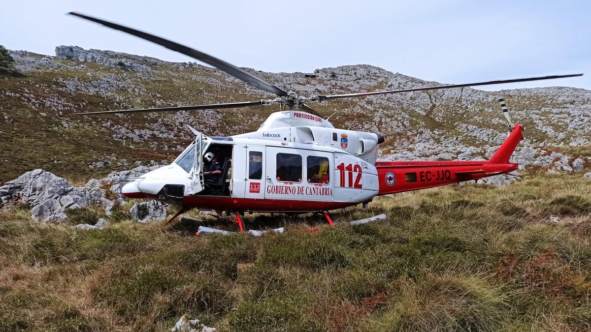 Un helicóptero del 112 de Cantabria en los Picos de Europa