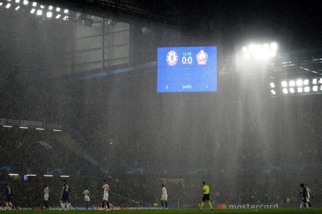 La lluvia cae durante el partido del grupo H de la UEFA Champions League entre el Chelsea FC y el Lille LOSC en Stamford Bridge en Londres.