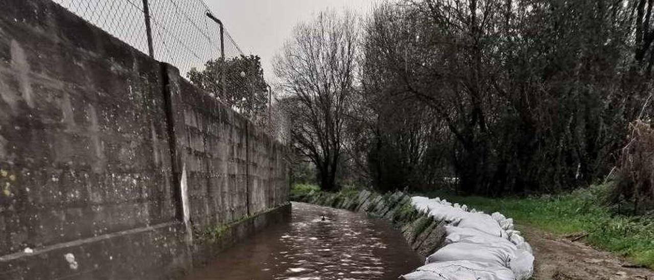 Los sacos terreros dispuestos a lo largo del margen del río Bispo. // Santos Álvarez