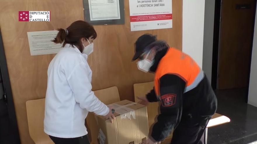 Los bomberos distribuyen vacunas de la Covid-19 en los centros de salud a causa del temporal