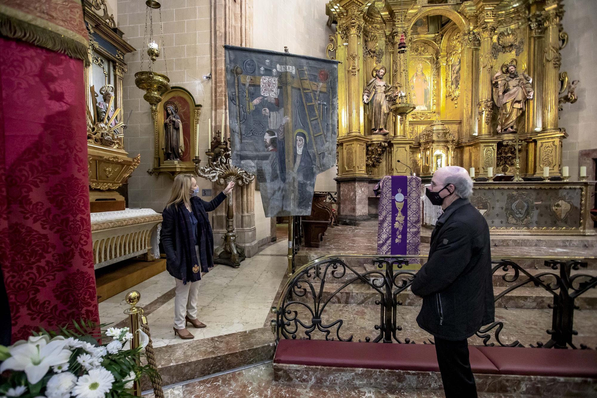 Sant Nicolau luce sus restaurados estandartes de la Pasión de Cristo