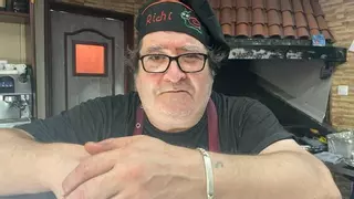 Luto en la gastronomía de Zaragoza por la pérdida de Richy, histórico parrillero del Mesón Los Cántaros: “Besos al cielo”