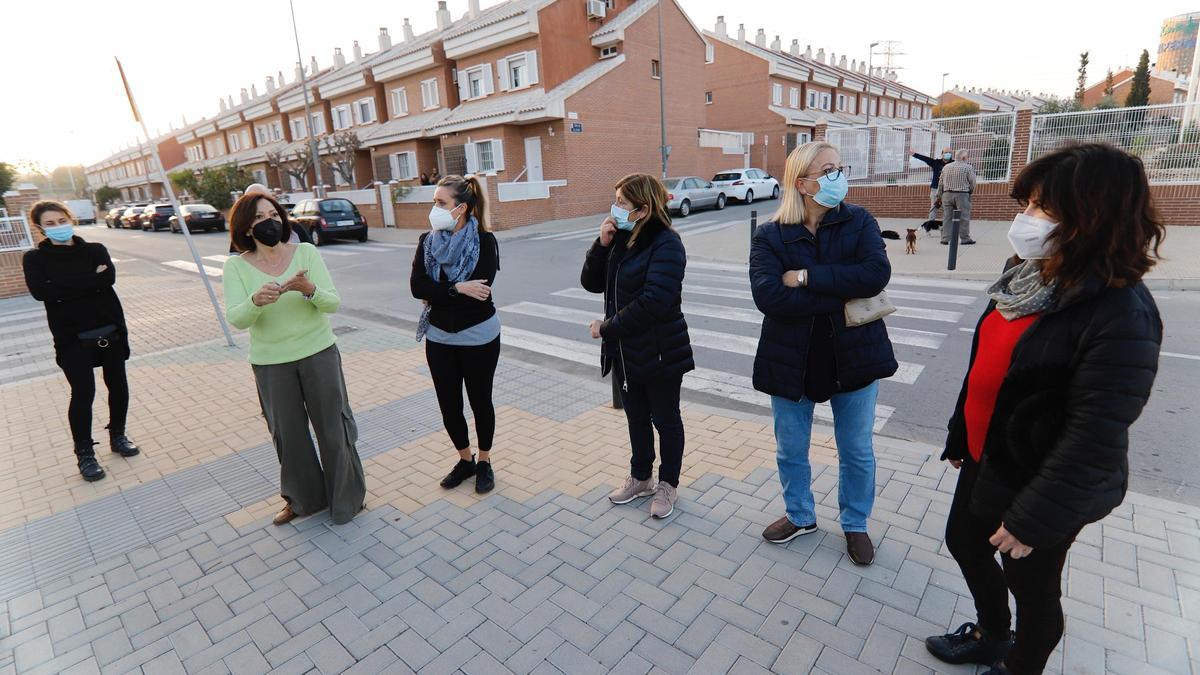 Vecinos de Los Rectores, este viernes por la tarde.