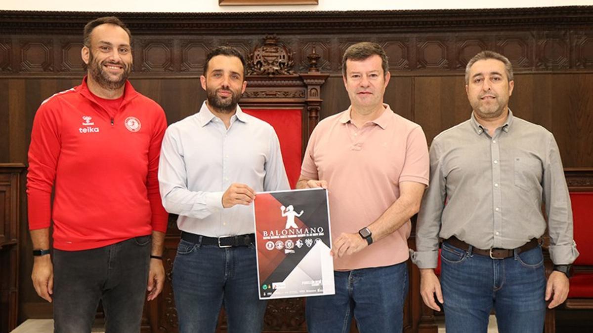 El alcalde y el edil de Deportes al presentar la iniciativa junto a responsables del balonmano.