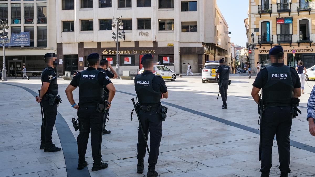 Policías locales, en la plaza de España de Badajoz.