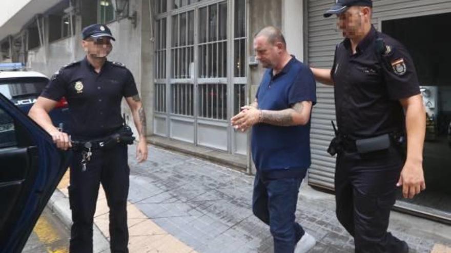 El detenido, al ser trasladado ayer por la Policía Nacional a los juzgados de Benidorm.