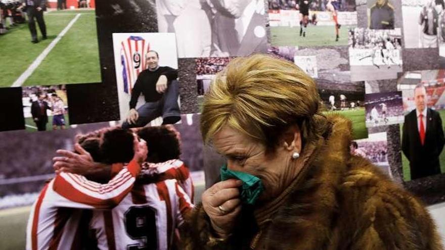 Dos seguidoras del Sporting se abrazan llorando ante el féretro de Quini.