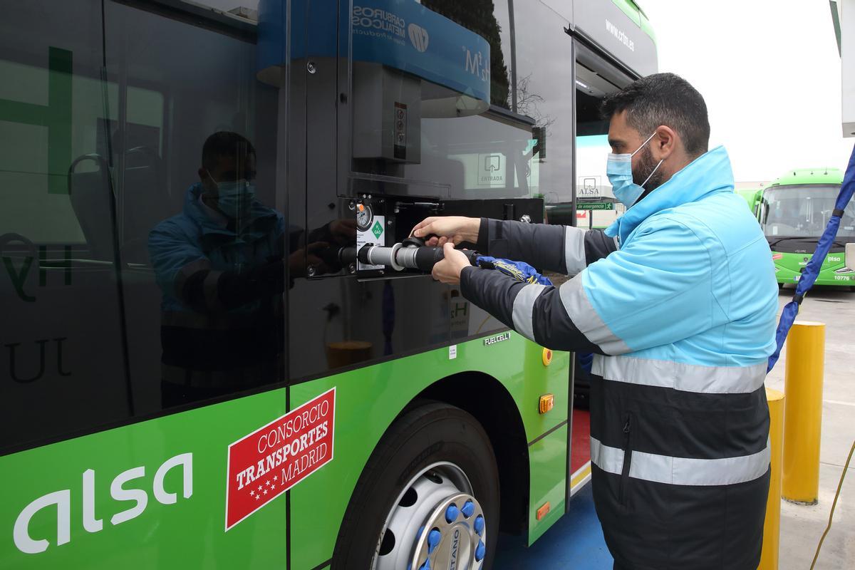 Carga del autobús de hidrógeno.