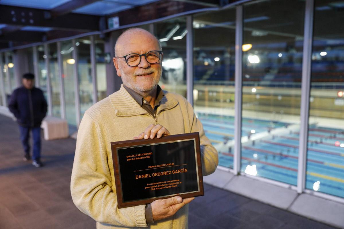 Daniel Ordóñez, con su placa de olayista ejemplar.