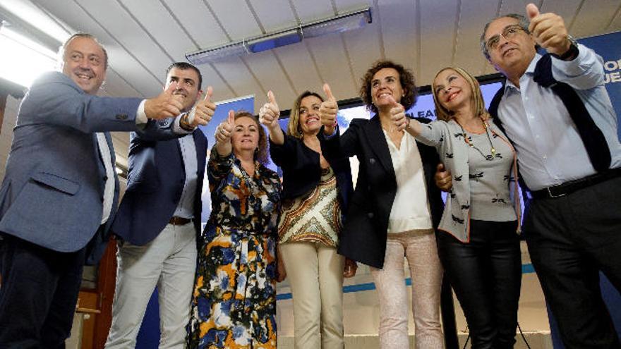 Dolors Montserrat (3d), junto a la presidenta del PP en Canarias, Australia Navarro (2d) y candidatos de su partido.