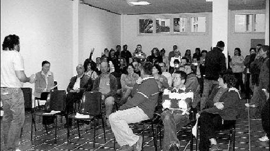 Los padres, ayer, reunidos en Posada.