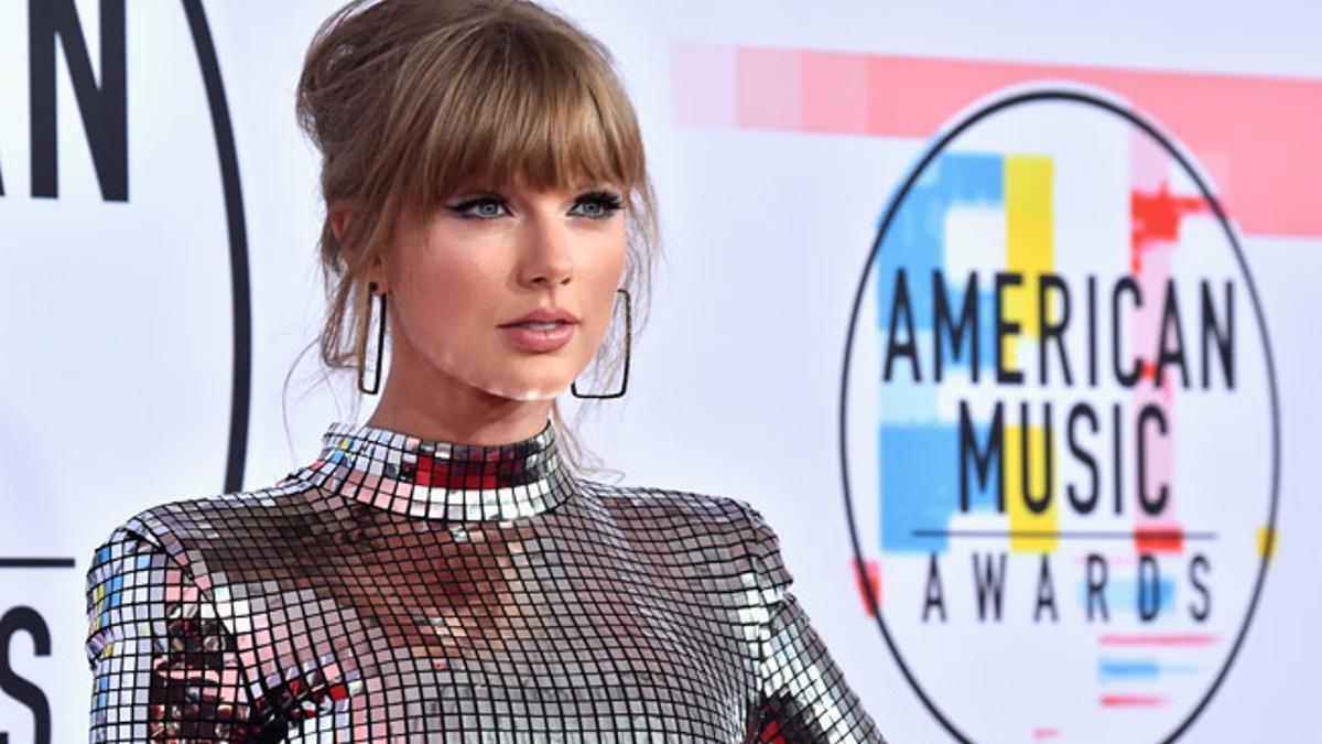 Taylor Swift con moño y vestido de Balmain en los AMAs 2018