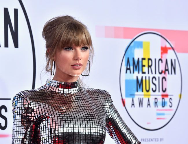 Taylor Swift con moño y vestido de Balmain en los AMAs 2018