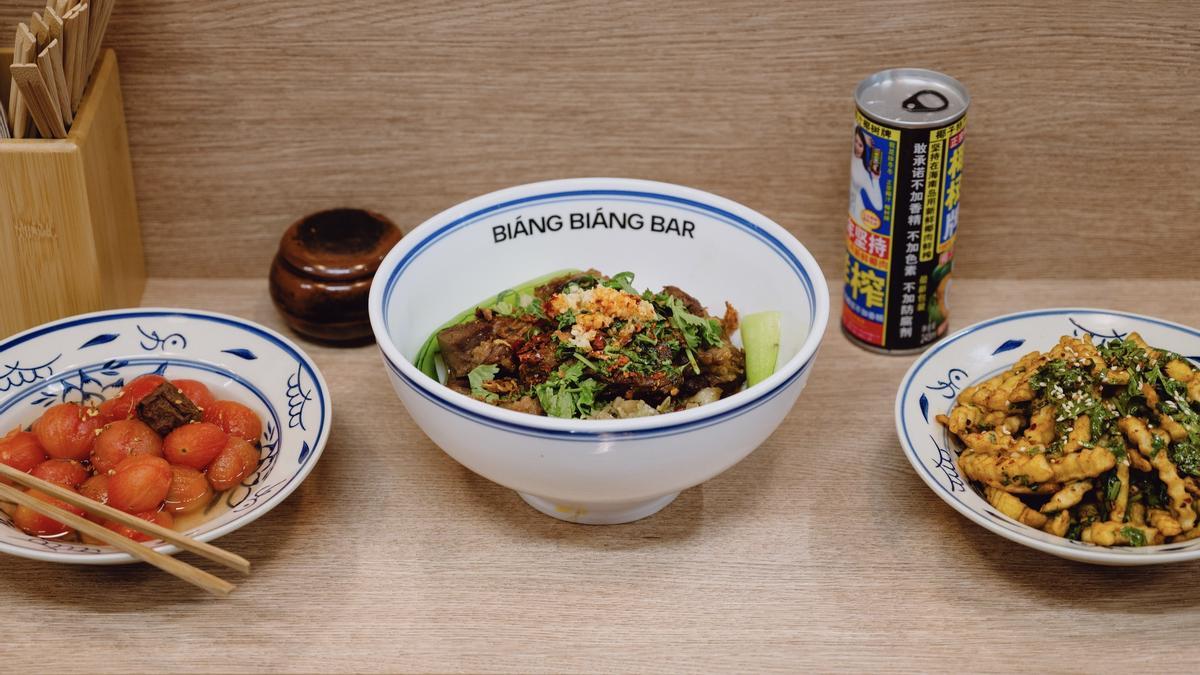 Platos del nuevo Biáng Biáng Bar del Mercado de Vallehermoso.