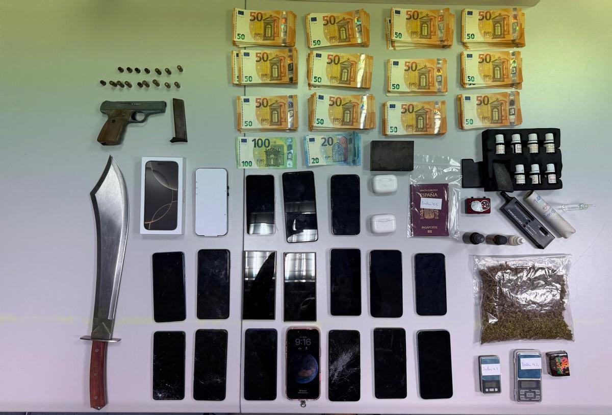 Imagen de los objetos requisados en esta vivienda de Badalona