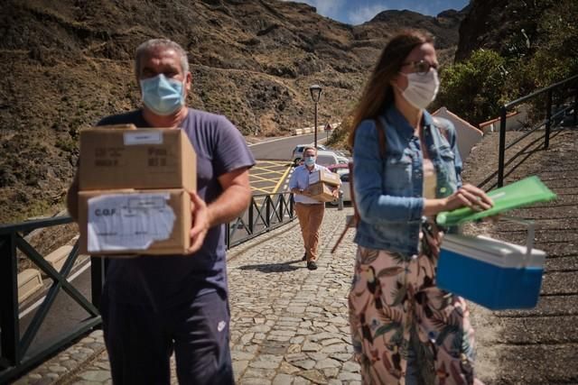 Recorrido con farmacéuticos por varios caseríos de Anaga, donde reparten medicamentos y atienden a personas en lugares aislados o con problemas para desplazarse  | 05/08/2020 | Fotógrafo: Andrés Gutiérrez Taberne