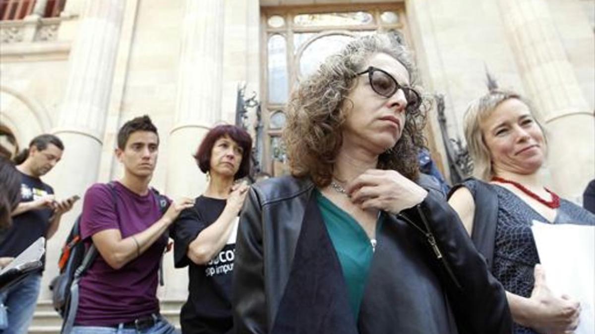 Ester Quintana y su abogada, Laia Serra (derecha), saliendo de la Audiencia de Barcelona con la sentencia.