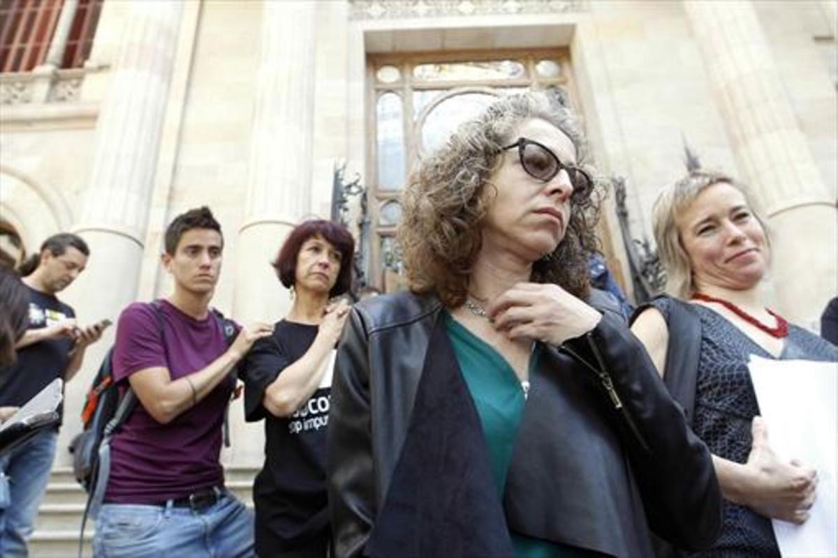 Ester Quintana y su abogada, Laia Serra (derecha), saliendo de la Audiencia de Barcelona con la sentencia, el pasado 1 de junio. Ester Quintana y su abogada, Laia Serra (derecha), saliendo de la Audiencia de Barcelona con la sentencia, el pasado 1 de junio.
