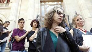 Ester Quintana y su abogada, Laia Serra (derecha), saliendo de la Audiencia de Barcelona con la sentencia, el pasado 1 de junio.
