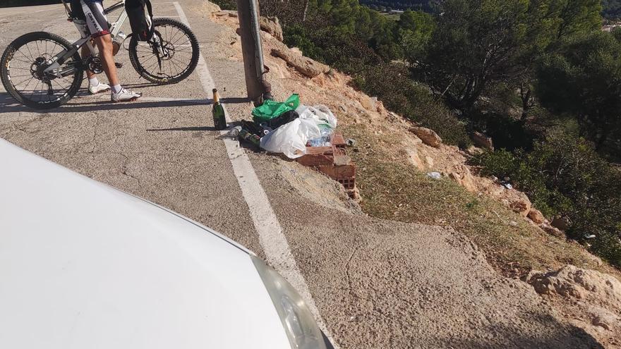 Denuncian la aparición de basura y restos de botellones en na Burguesa