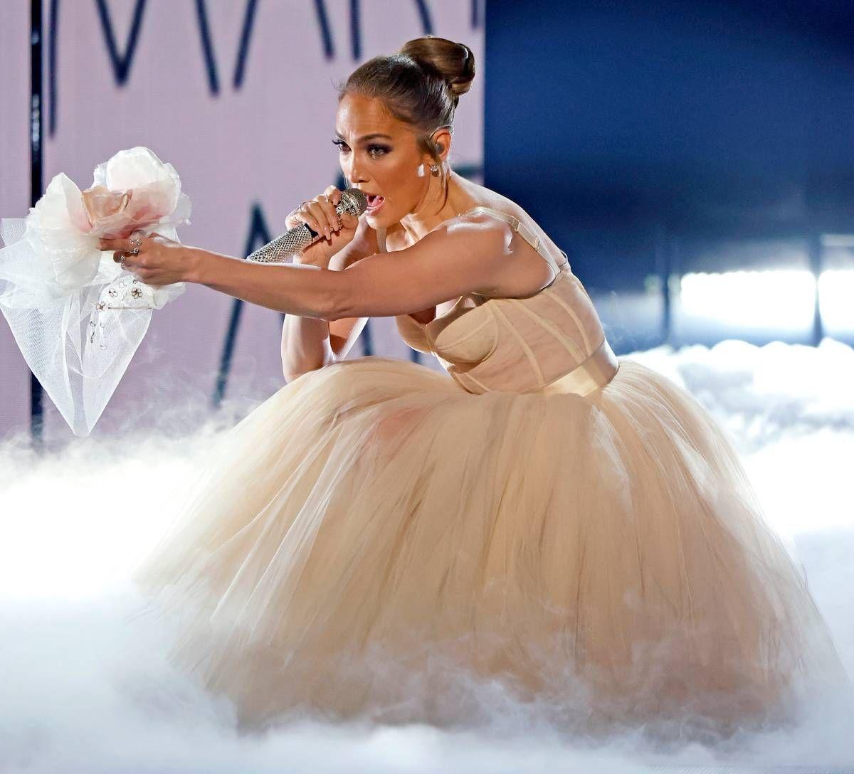 Jennifer Lopez durante su actuación en los AMA's