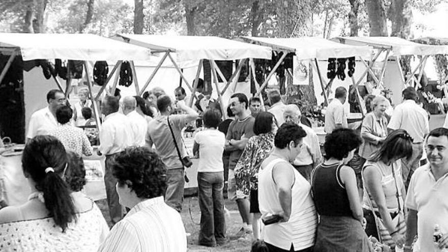 Una edición pasada de la Feria del chosco de Tineo.