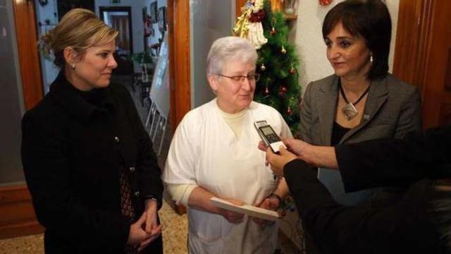 Sara Díaz, a la izquierda, durante una donación al asilo junto con Mayte Parra.