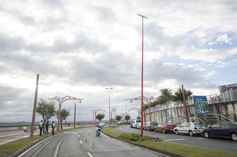 Herida al chocar su coche contra una farola