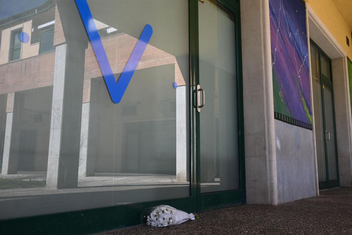 Lloc en què dormia l'agredit, on els veïns han deixat un ram de flors després que s'emportessin les seves pertinences.